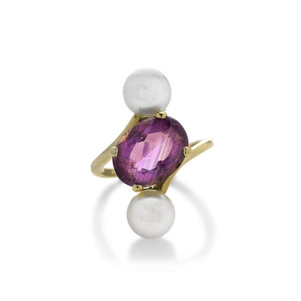 Ring in yellow gold, pearls and amethyst