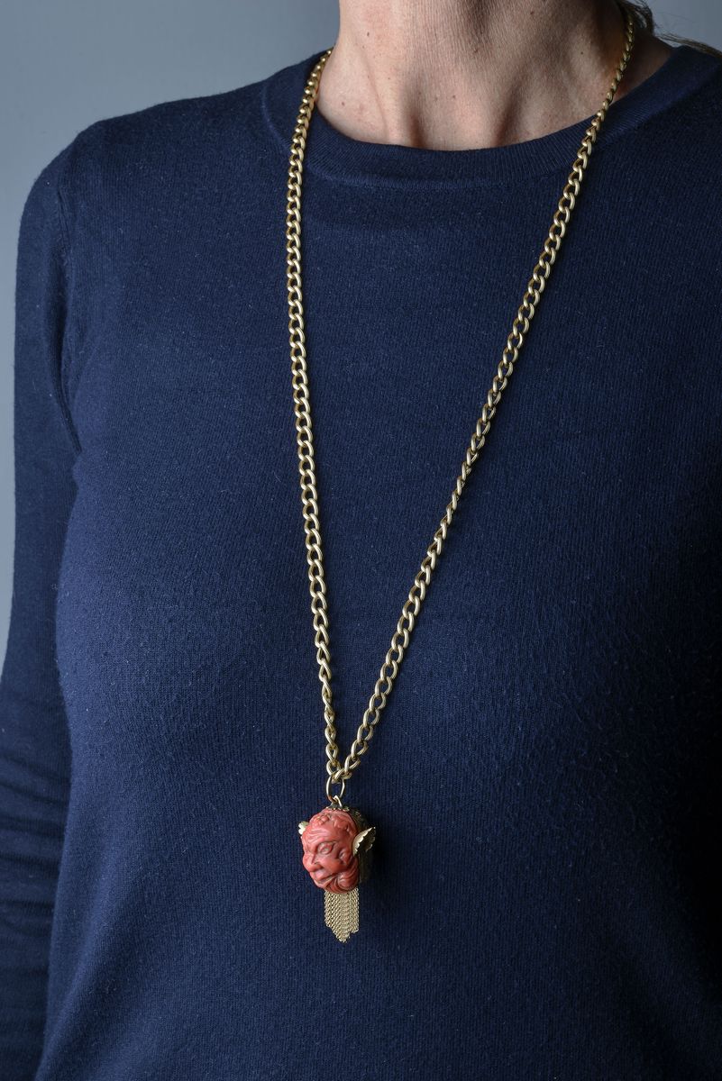Lunga collana in oro giallo con pendente Bacco in corallo e oro giallo