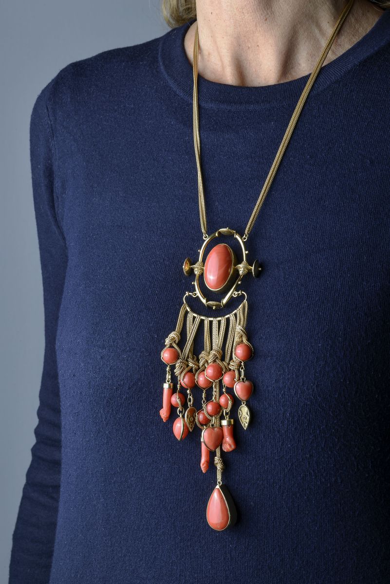 Importante collana in oro giallo e corallo rosso