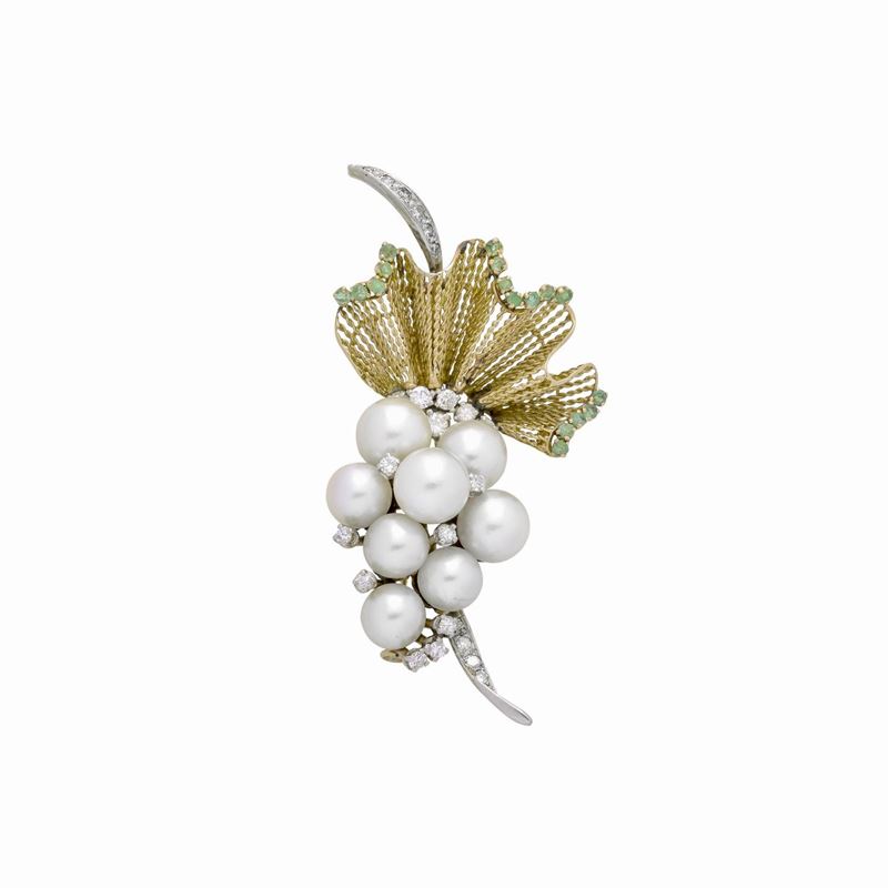 Spilla in oro giallo, oro bianco, smeraldo, diamanti e perle