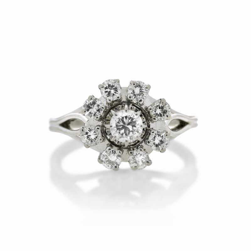 Anello a margherita in oro bianco e diamanti