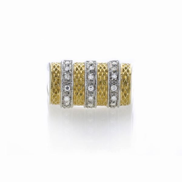 Anello scultura in oro giallo, oro bianco e diamanti