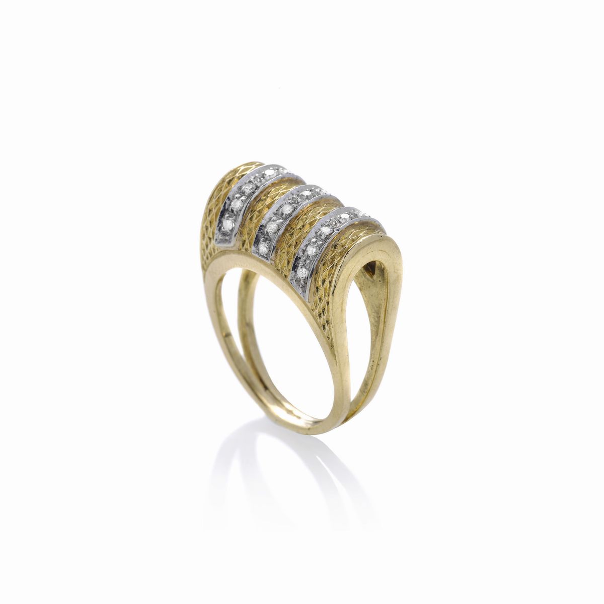 Anello scultura in oro giallo, oro bianco e diamanti