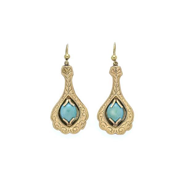Pair of pendant earrings in yellow gold and turquoise