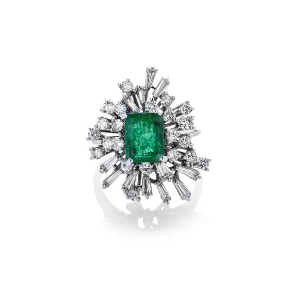 Ring in white gold, diamonds and emerald