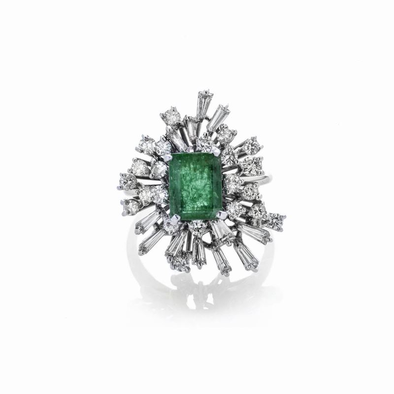 Anello in oro bianco, diamanti e smeraldo
