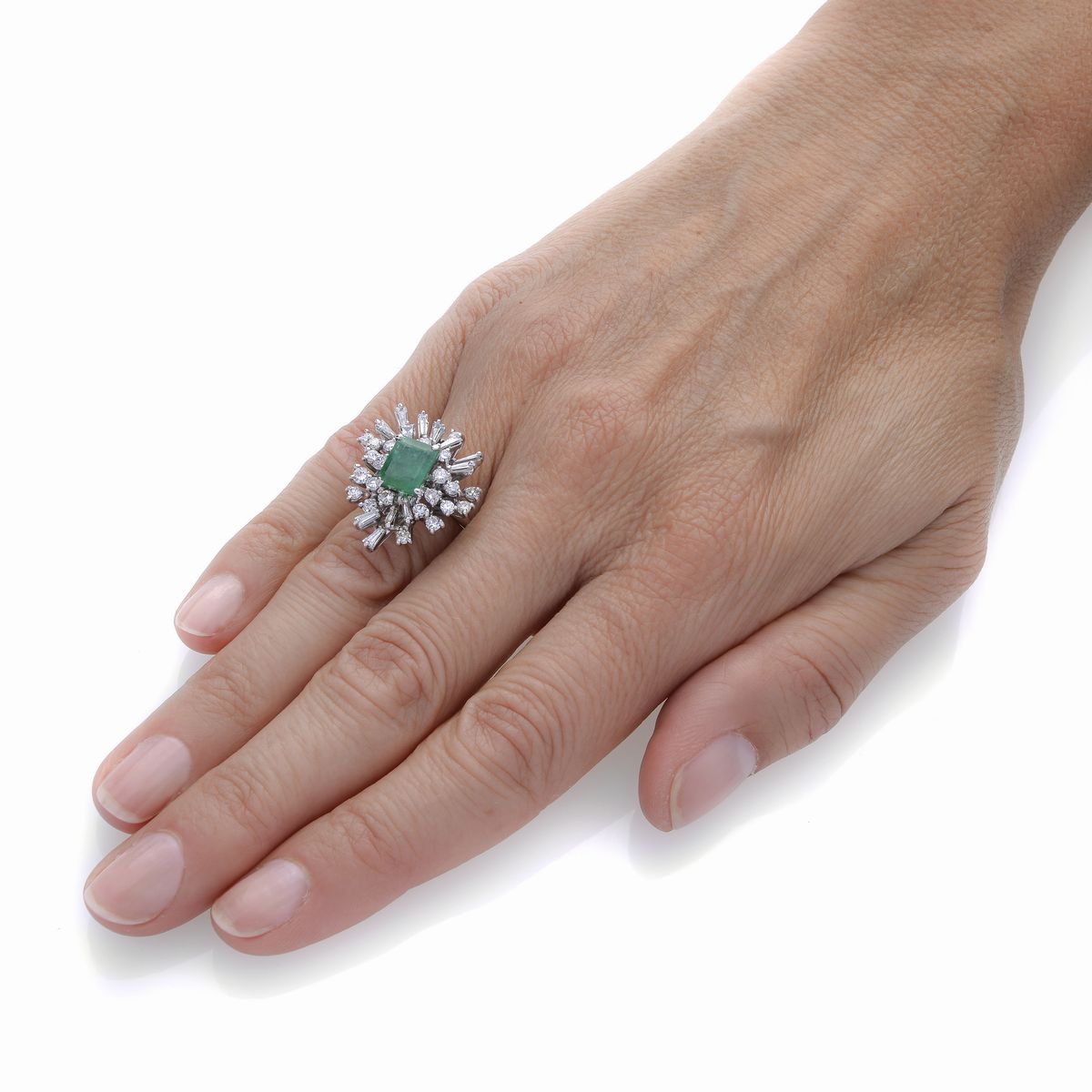 Anello in oro bianco, diamanti e smeraldo