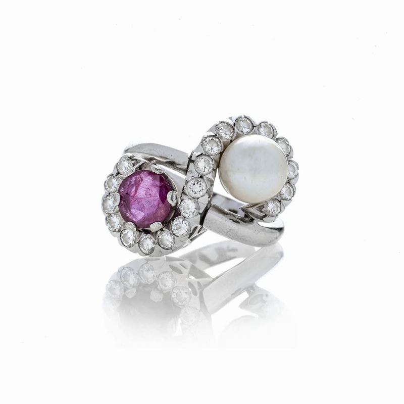 Anello contrariè in oro bianco, diamanti, perla e rubino