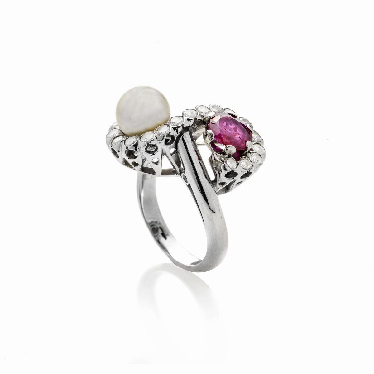 Anello contrariè in oro bianco, diamanti, perla e rubino