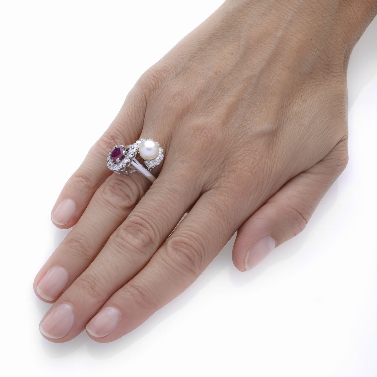 Anello contrariè in oro bianco, diamanti, perla e rubino