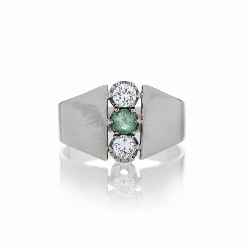 Anello in oro bianco, diamanti e smeraldo