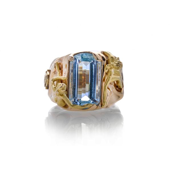 Sculpture ring in yellow gold and blu stone