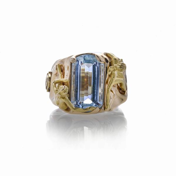 Anello scultura in oro giallo e pietra azzurra