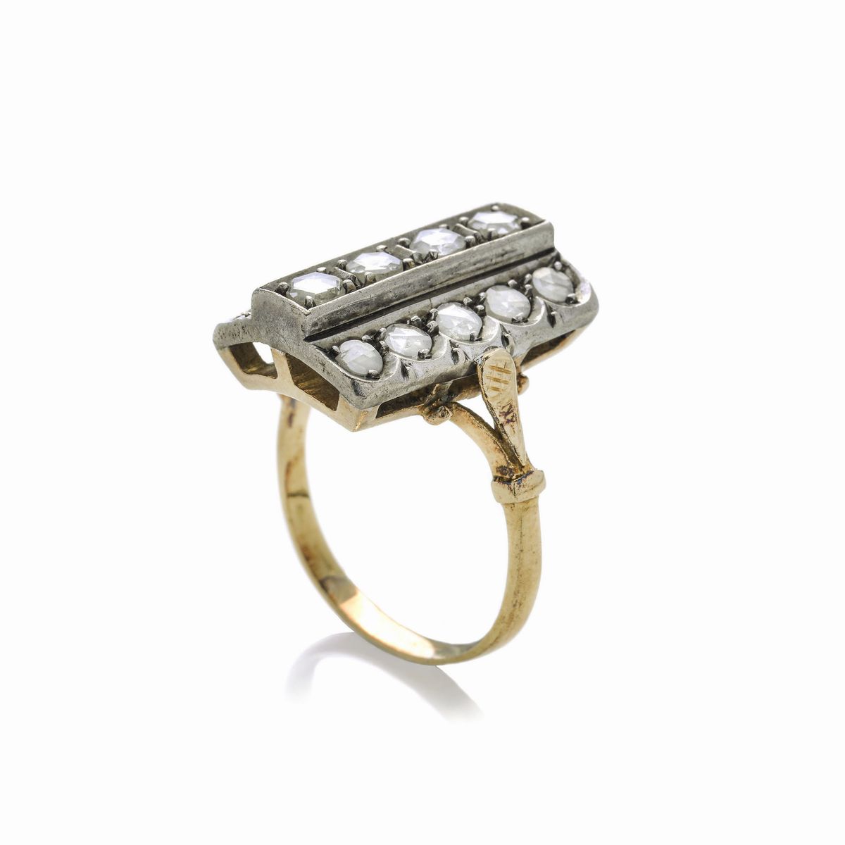 Anello a losanga in oro giallo, argento e diamanti