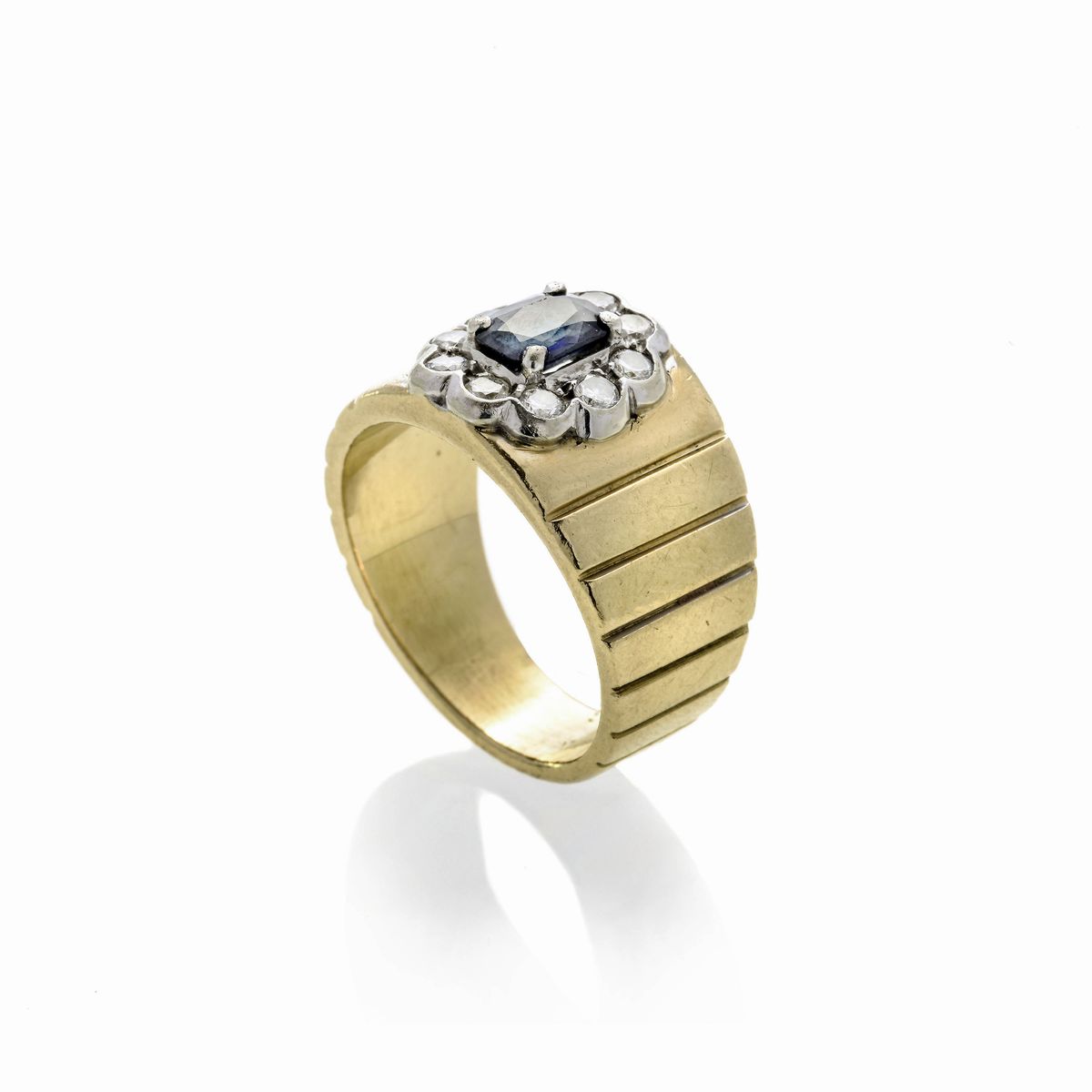 Anello a Fascia in Oro Giallo, Oro Bianco, Diamanti e Zaffiro