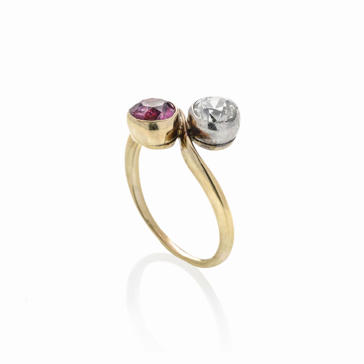 Anello contrariè in oro a basso titolo, argento, diamante e rubino