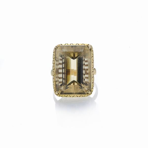 Anello in oro giallo e quarzo fumè