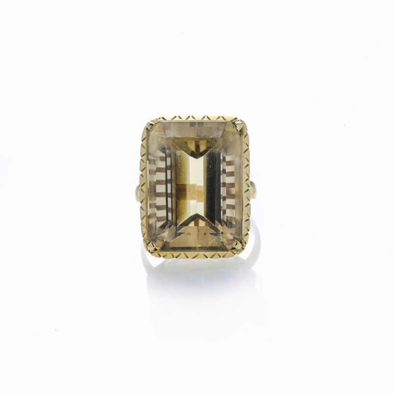 Anello in oro giallo e quarzo fumè