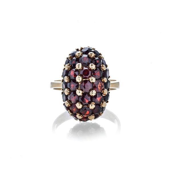 Ring in yellow gold and garnets