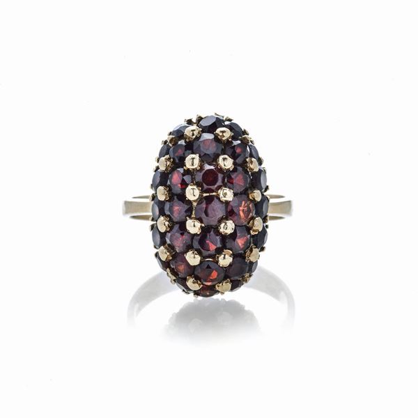 Anello in oro giallo e granati