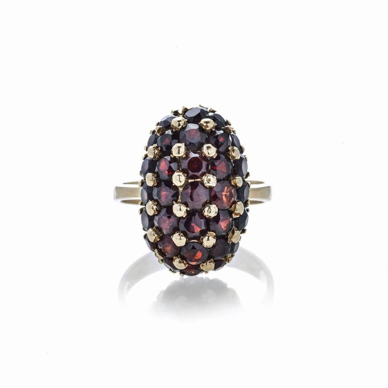 Anello in oro giallo e granati