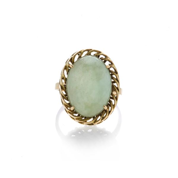 Ring in yellow gold and green stone