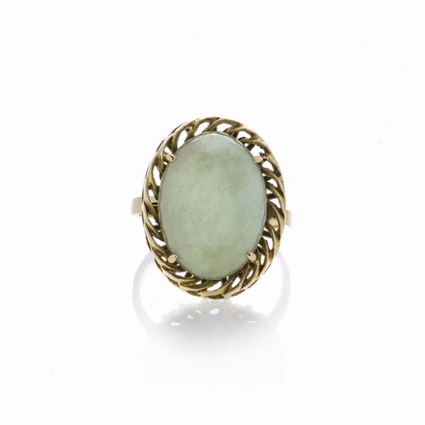Ring in yellow gold and green stone