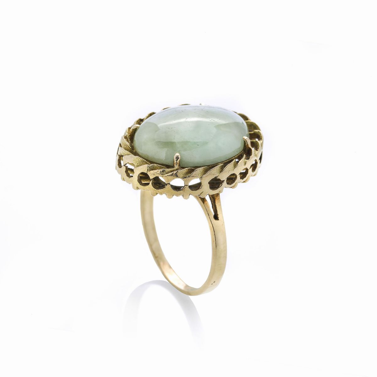 Anello in oro giallo e pietra verde