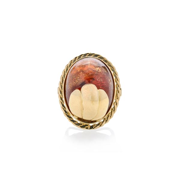 Large ring in yellow gold and amber