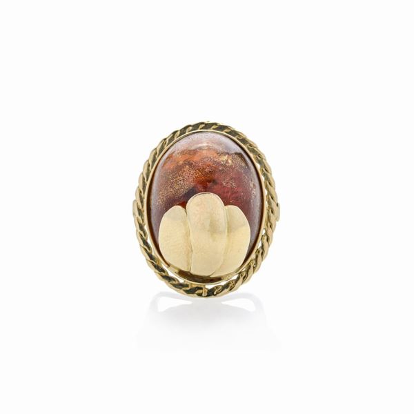 Grande anello in oro giallo e ambra
