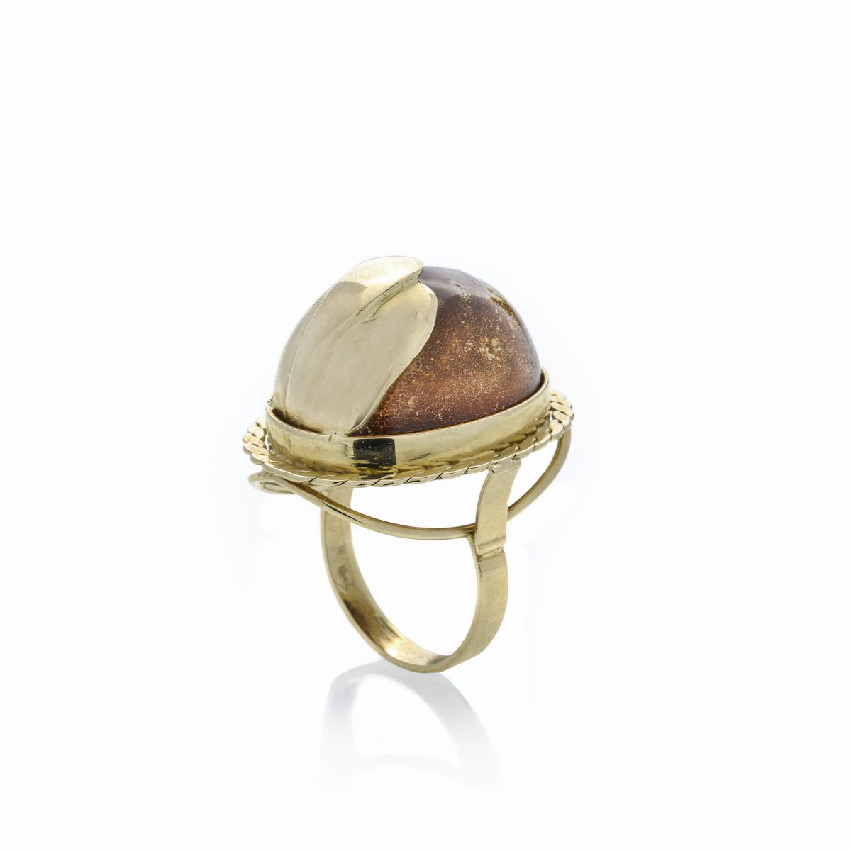 Grande anello in oro giallo e ambra