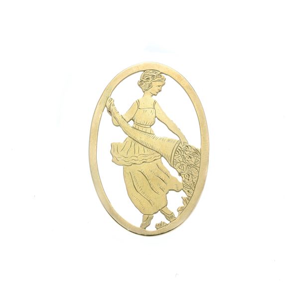 Large oval brooch in yellow gold