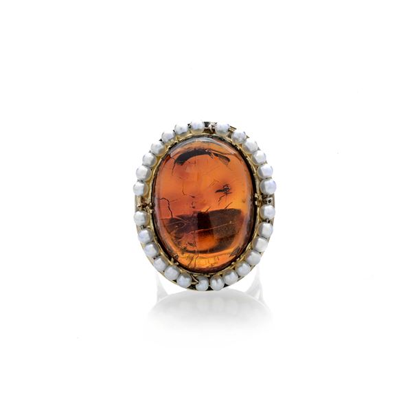 Large ring in yellow gold, pearl and amber