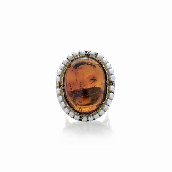 Grande anello in oro giallo, perle e ambra