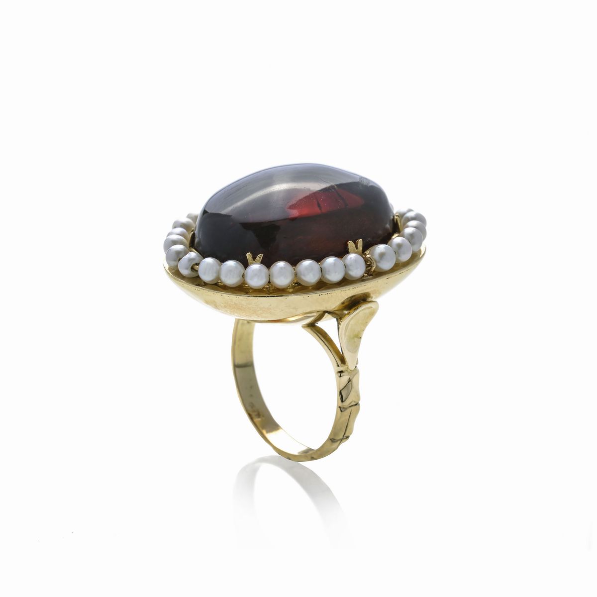 Grande anello in oro giallo, perle e ambra