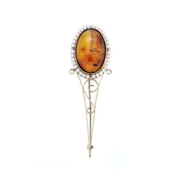 Large bar brooch in yellow gold, pearls and amber