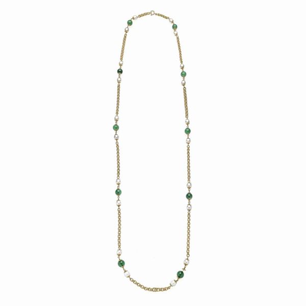 Lunga collana in oro giallo, perle e vetro verde