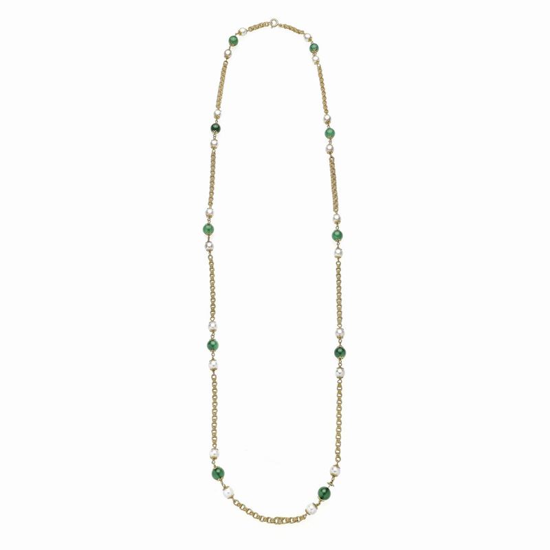 Lunga collana in oro giallo, perle e vetro verde