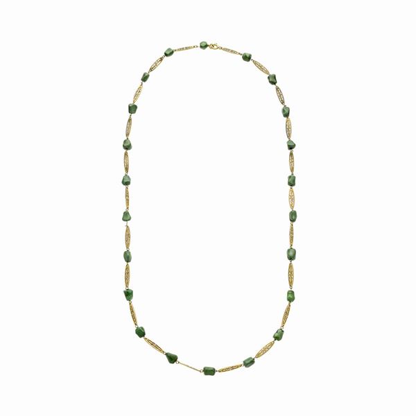 Collana in oro giallo e pietra verde