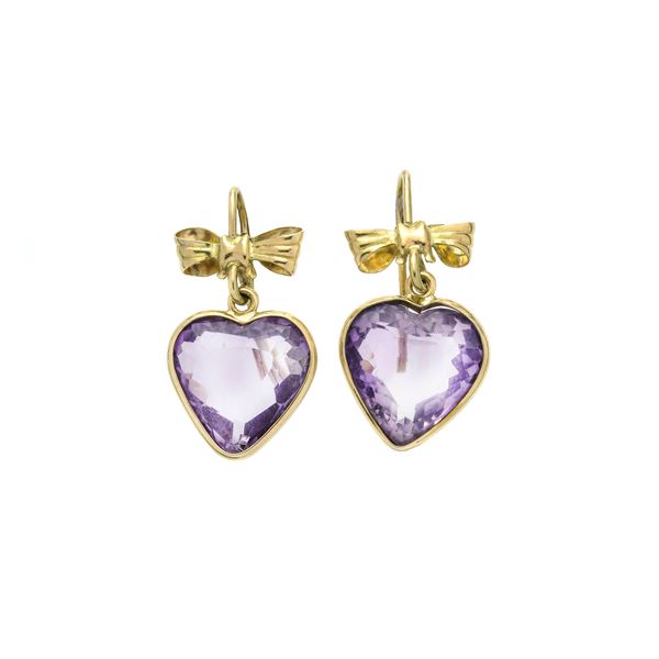 Pair of pendant earrings in yellow gold and amethyst