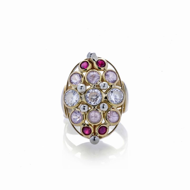 Anello a losanga in oro giallo, rubini, quarzo rosa e zaffiri bianchi