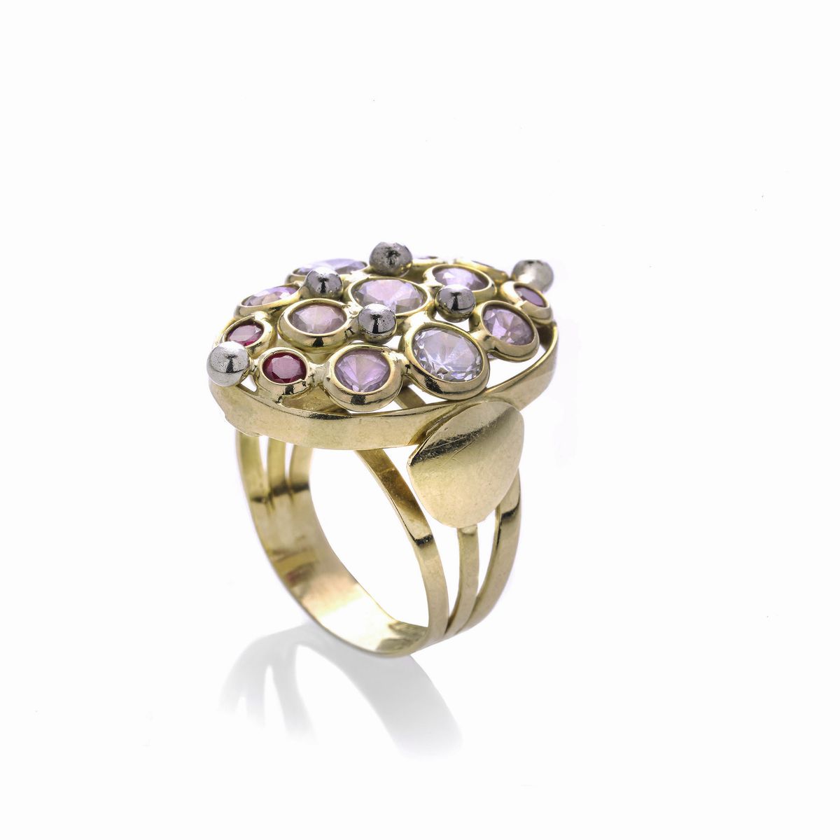 Anello a losanga in oro giallo, rubini, quarzo rosa e zaffiri bianchi
