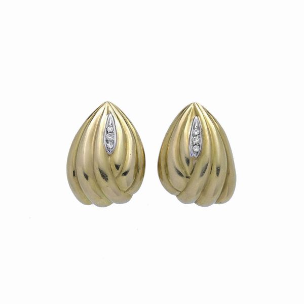 Pair of earrings in yellow gold, white gold and diamonds