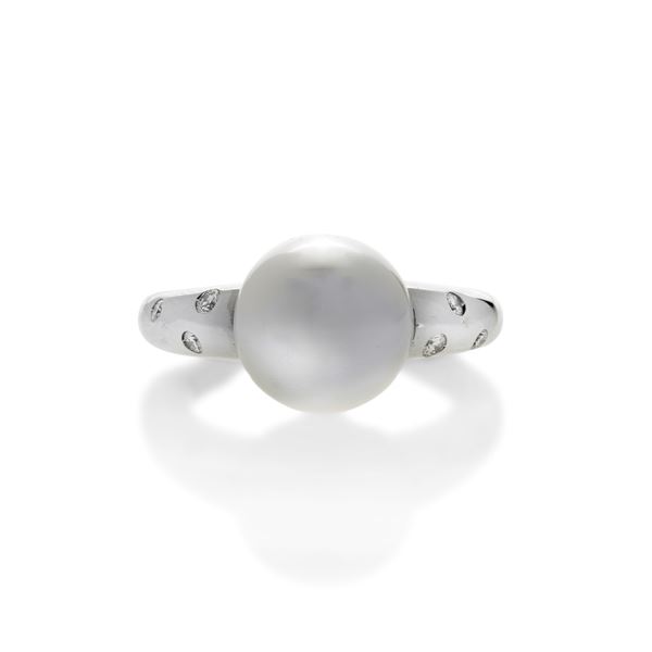 Ring in white gold, Mikimoto pearl and diamonds