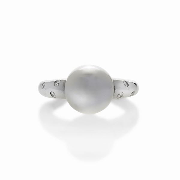 Anello in oro bianco, perla Mikimoto e diamanti