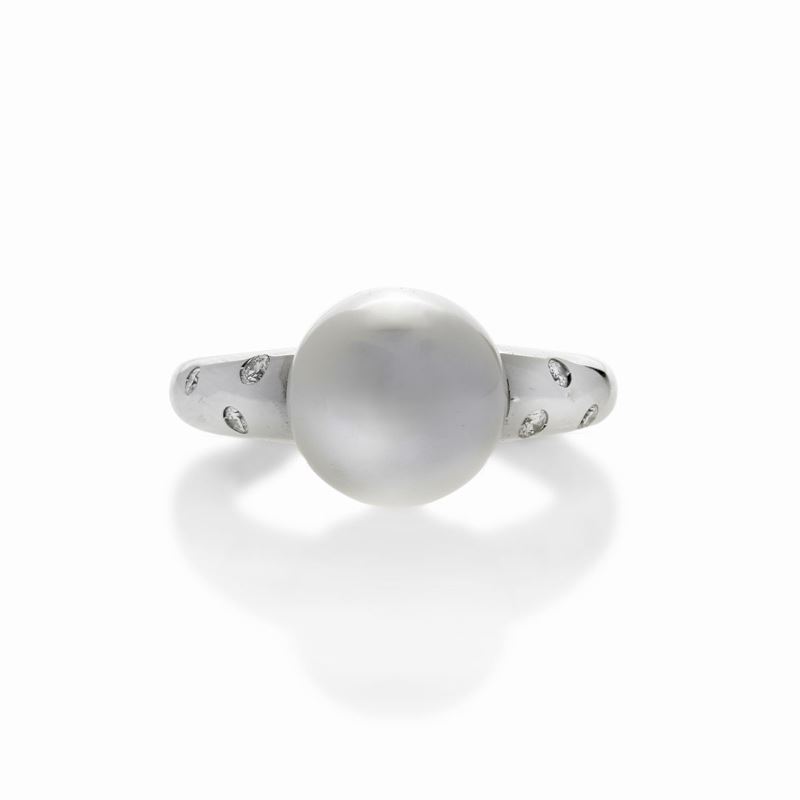 Anello in Oro Bianco, Perla Mikimoto e Diamanti