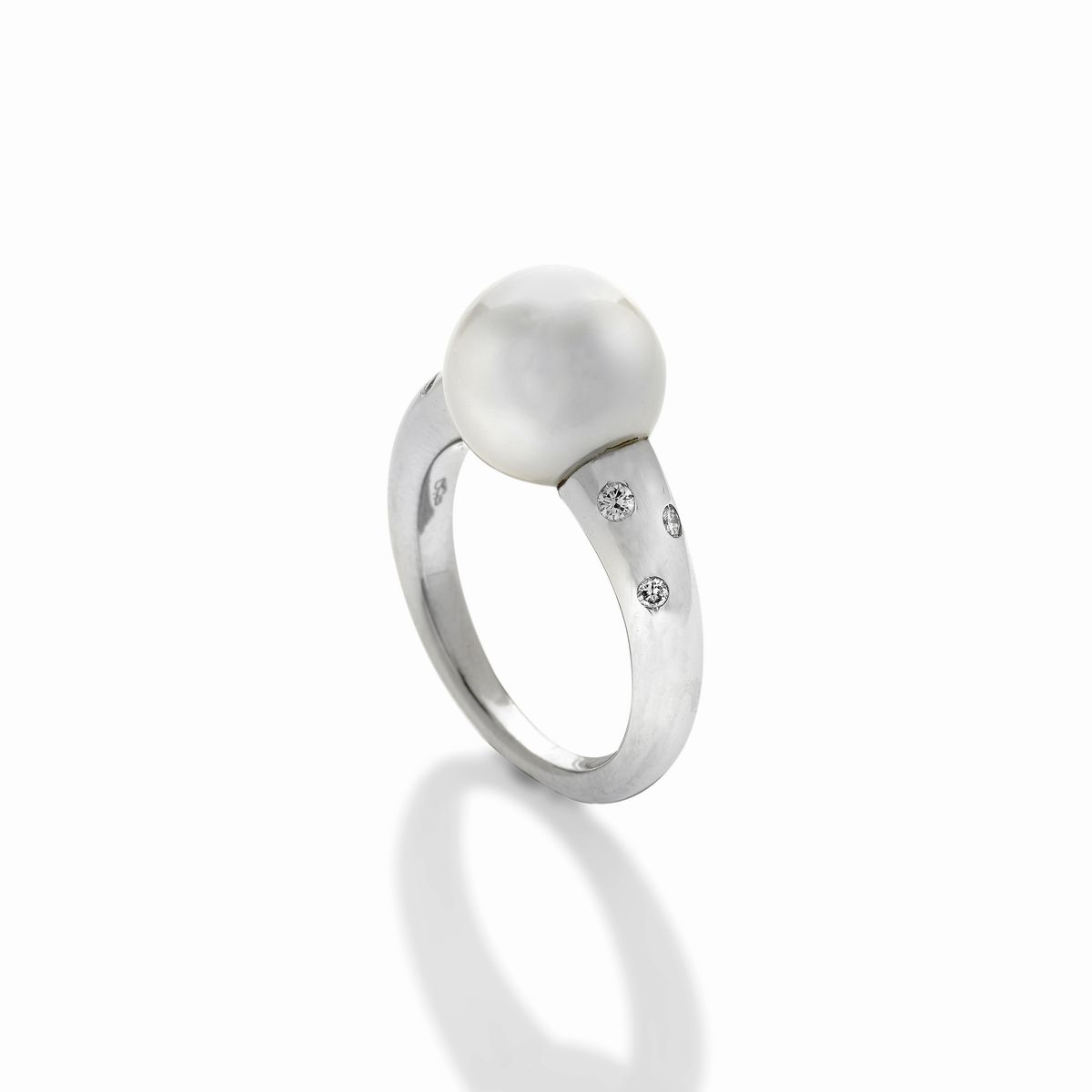 Anello in Oro Bianco, Perla Mikimoto e Diamanti