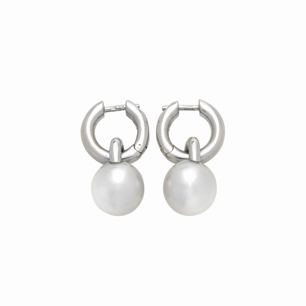 Paio di orecchini pendenti in oro bianco e perle Mikimoto