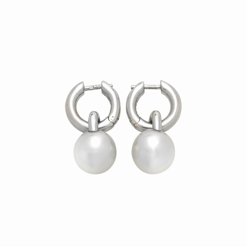 Paio di Orecchini Pendenti in Oro Bianco e Perle Mikimoto