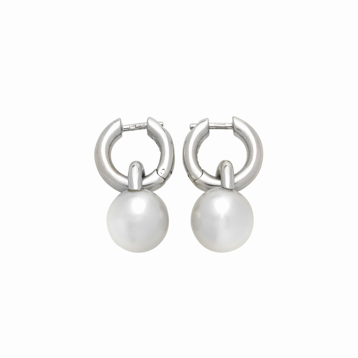 Paio di Orecchini Pendenti in Oro Bianco e Perle Mikimoto